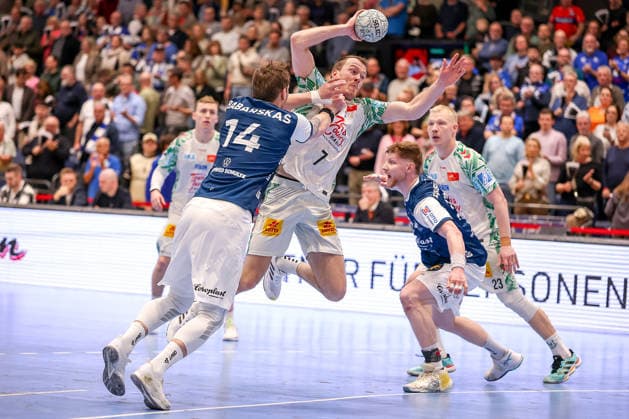 15 03 2026, Handball, HBL, Bergischer HC SC Magdeburg, Mitsubishi Electric HALLE Düsseldorf Felix Claar SC Magdeburg 07 throws the ball on goal in a duel against Gerdas Babarskas BHC 14 North Rhine-Westphalia Germany