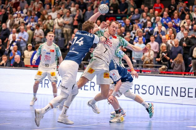 15 03 2026, Handball, HBL, Bergischer HC SC Magdeburg, Mitsubishi Electric HALLE Düsseldorf Felix Claar SC Magdeburg 07 throws the ball on goal in a duel against Gerdas Babarskas BHC 14 North Rhine-Westphalia Germany