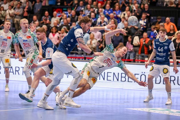 15 03 2026, Handball, HBL, Bergischer HC SC Magdeburg, Mitsubishi Electric HALLE Düsseldorf Felix Claar SC Magdeburg 07 throws the ball on goal in a duel against Gerdas Babarskas BHC 14 North Rhine-Westphalia Germany
