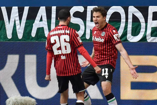 Benedikt Pichler Hannover 11 celebrates after scoring 2 2 with Waniss Taibi Hannover 26 15 03 2026 ¢ Football ¢ FC Schalke 04 vs Hannover 96, Veltins Arena, Gelsenkirchen, DFB DFL REGULATIONS PROHIBIT ANY USE OF PHOTOGRAPHS AS IMAGE SEQUENCES AND OR QUASI VIDEO Copyright: xpepphotox xSaschaxWeizx pep00321, pep_20260315_hm_311970