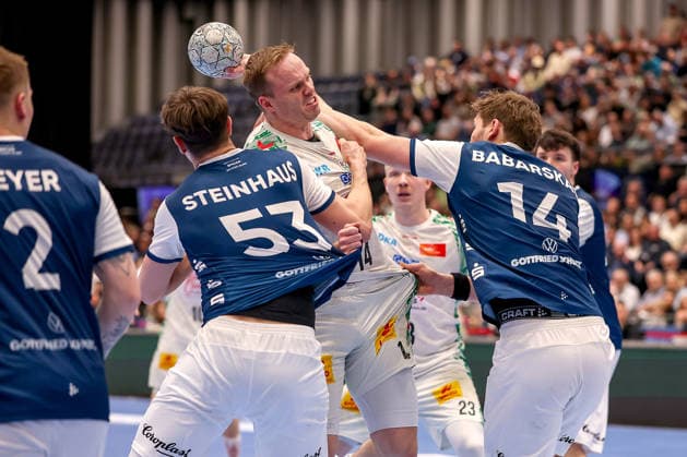 15 03 2026, Handball, HBL, Bergischer HC SC Magdeburg, Mitsubishi Electric HALLE Düsseldorf Omar Ingi Magnusson SC Magdeburg 14 is tied up by Soeren Steinhaus BHC 53 and Gerdas Babarskas BHC 14 North Rhine-Westphalia Germany