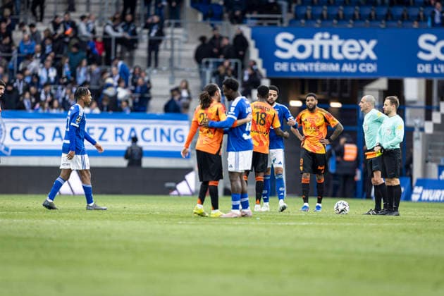 FOOTBALL : Racing Strasbourg (RCS) vs Paris FC - ligue 1 - Strasbourg - 15 03 26 DÃ ception des joueurs de l equipe de Racing Strasbourg apres leur match nule  Copyright: xelyxandroxcegarrax