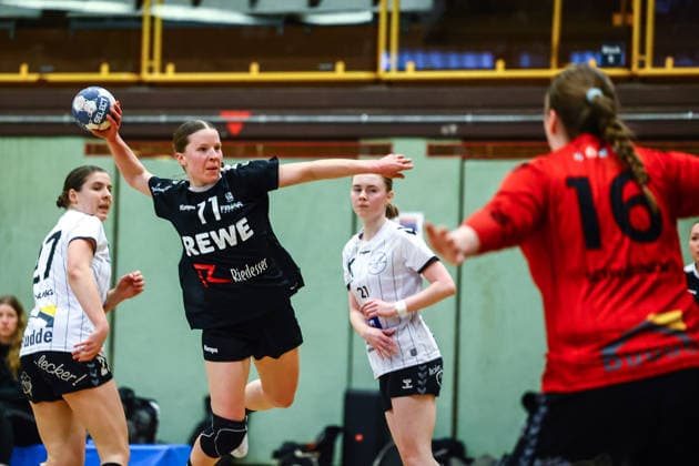 Handball I Women I Season 2025 2026 I Regionalliga Nord I 21 Matchday I SV Henstedt Ulzburg II HSG Eider Harder I 15 03 2026 Hannah Wulff 11, SV Henstedt Ulzburg II Lea Schweinem 16, HSG Eider Harde Copyright: xLobeca RalfxHomburgx