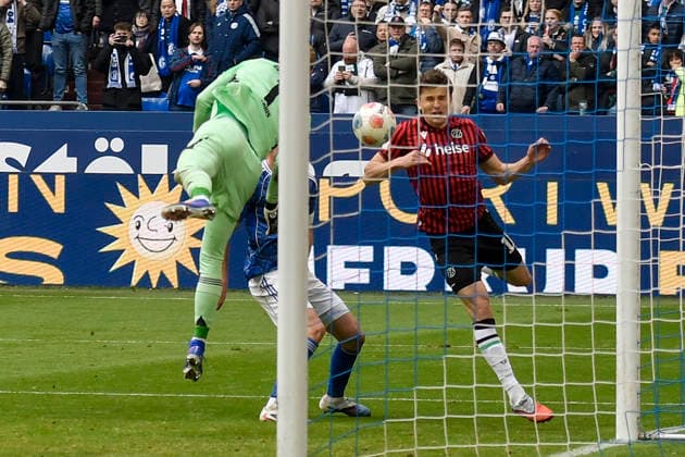 Benedikt Pichler Hannover 11 scores the goal to 2 2 15 03 2026 ¢ Football ¢ FC Schalke 04 vs Hannover 96, Veltins Arena, Gelsenkirchen, DFB DFL REGULATIONS PROHIBIT ANY USE OF PHOTOGRAPHS AS IMAGE SEQUENCES AND OR QUASI VIDEO Copyright: xpepphotox xSaschaxWeizx pep00321, pep_20260315_hm_311917
