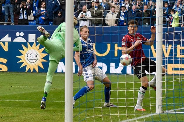 Benedikt Pichler Hannover 11 scores the goal to 2 2 15 03 2026 ¢ Football ¢ FC Schalke 04 vs Hannover 96, Veltins Arena, Gelsenkirchen, DFB DFL REGULATIONS PROHIBIT ANY USE OF PHOTOGRAPHS AS IMAGE SEQUENCES AND OR QUASI VIDEO Copyright: xpepphotox xSaschaxWeizx pep00321, pep_20260315_hm_311918