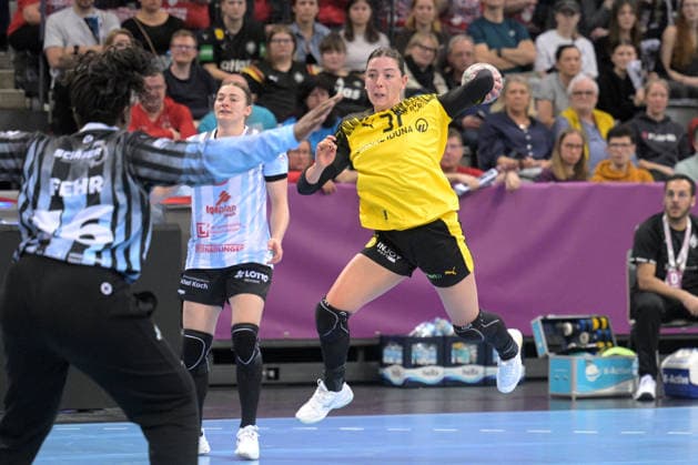 Kelly Vollebregt BVB Borussia Dortmund Handball, 31 on throw goal in duel with Vanessa Fehr HSG Bensheim Auerbach, 16 on goal HSG Bensheim Auerbach vs BVB Borussia Dortmund Handball, Handball, Women, DHB Pokal Haushahn Final 4, Final, Season 2025 2026, 15 03 2026 HSG Bensheim Auerbach vs BVB Borussia Dortmund Handball, Handball, Women, DHB Pokal Haushahn Final 4, Final, Season 2025 2026, 15 03 2026 Stuttgart Copyright: xEibner-Pressefoto TobiasxBaurx EP_TBR