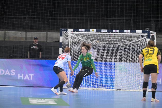 Sarah Wachter BVB Borussia Dortmund Handball, 12 in goal in duel at 7 meters with Jule Polsz HSG Bensheim Auerbach, 71 HSG Bensheim Auerbach vs BVB Borussia Dortmund Handball, Handball, Women, DHB Pokal Haushahn Final 4, Final, Season 2025 2026, 15 03 2026 HSG Bensheim Auerbach vs BVB Borussia Dortmund Handball, Handball, Women, DHB Pokal Haushahn Final 4, Final, Season 2025 2026, 15 03 2026 Stuttgart Copyright: xEibner-Pressefoto TobiasxBaurx EP_TBR