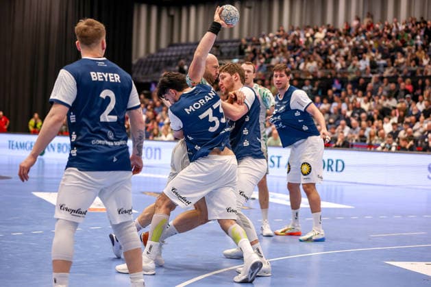 15 03 2026, Handball, HBL, Bergischer HC SC Magdeburg, Mitsubishi Electric HALLE Düsseldorf Oscar Bergendahl SC Magdeburg 54 is tied up by Eloy Morante Maldonado BHC 33 North Rhine-Westphalia Germany