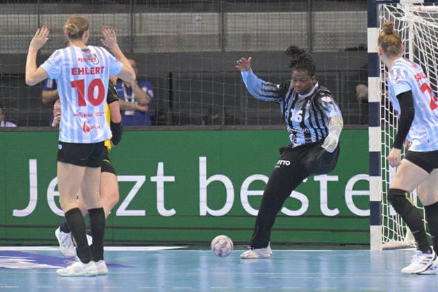 Vanessa Fehr HSG Bensheim Auerbach, 16 in goal in duel with Alina Grijseels BVB Borussia Dortmund Handball, 04 HSG Bensheim Auerbach vs BVB Borussia Dortmund Handball, Handball, Women, DHB Pokal Haushahn Final 4, Final, Season 2025 2026, 15 03 2026 HSG Bensheim Auerbach vs BVB Borussia Dortmund Handball, Handball, Women, DHB Pokal Haushahn Final 4, Final, Season 2025 2026, 15 03 2026 Stuttgart Copyright: xEibner-Pressefoto TobiasxBaurx EP_TBR