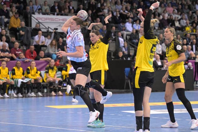 Isabell Hurst HSG Bensheim Auerbach, 05 throwing goal HSG Bensheim Auerbach vs BVB Borussia Dortmund Handball, Handball, Women, DHB Pokal Haushahn Final 4, Final, Season 2025 2026, 15 03 2026 HSG Bensheim Auerbach vs BVB Borussia Dortmund Handball, Handball, Women, DHB Pokal Haushahn Final 4, Final, Season 2025 2026, 15 03 2026 Stuttgart Copyright: xEibner-Pressefoto TobiasxBaurx EP_TBR