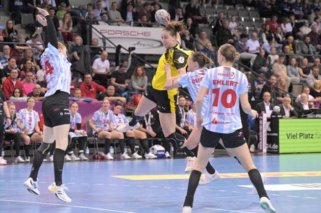 Guro Nestaker BVB Borussia Dortmund Handball, 33 in duel with Lena Sophia Degenhardt HSG Bensheim Auerbach, 08 and Meike Schmelzer HSG Bensheim Auerbach, 24 HSG Bensheim Auerbach vs BVB Borussia Dortmund Handball, Handball, Women, DHB Cup Haushahn Final 4, Final, Season 2025 2026, 15 03 2026 HSG Bensheim Auerbach vs BVB Borussia Dortmund Handball, Handball, Women, DHB Cup Haushahn Final 4, Final, Season 2025 2026, 15 03 2026 Stuttgart Copyright: xEibner-Pressefoto TobiasxBaurx EP_TBR
