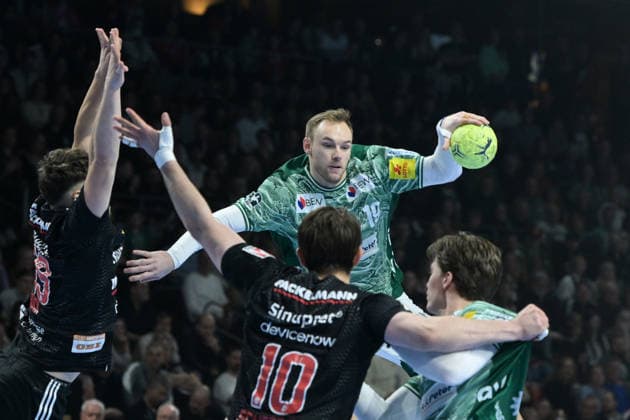 15 03 2026, xlakx, Handball Daikin HBL, Fuechse Berlin HC Erlangen f l Mathias Gidsel Fuechse Berlin , Florian Scheerer HC Erlangen goes for the jump shot Berlin Daniel Lakomski