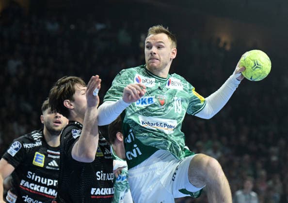 15 03 2026, xlakx, Handball Daikin HBL, Fuechse Berlin HC Erlangen f l Florian Scheerer HC Erlangen , Mathias Gidsel Fuechse Berlin goes for the jump shot Berlin Daniel Lakomski