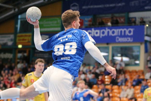 15 03 2026 Handball Men 2025 2026 2 Handball Bundesliga 24 Matchday Dessau Roßlauer HV 06 HSG Krefeld Niederrhein Anhalt Arena Dessau Yannick Marcos Pust Dessau, 98, blue on a goal throw Dessau Roßlau Sachsen Anhalt Germany