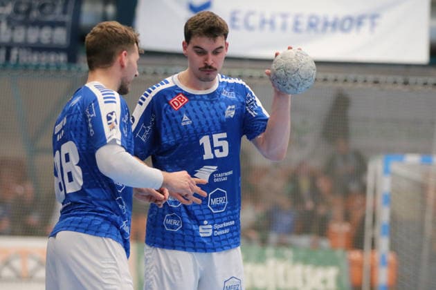 15 03 2026 Handball Men 2025 2026 2 Handball Bundesliga 24 Matchday Dessau Roßlauer HV 06 HSG Krefeld Niederrhein Anhalt Arena Dessau Yannick Marcos Pust Dessau, 98, blue talks to Marcel Nowak Dessau, 15, blue Dessau Roßlau Saxony Anhalt Germany