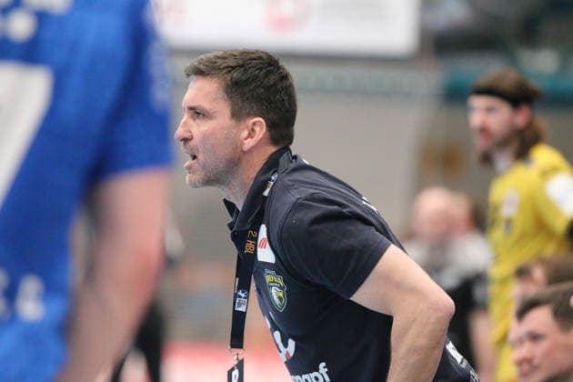 15 03 2026 Handball Men 2025 2026 2 Handball Bundesliga 24 Matchday Dessau Roßlauer HV 06 HSG Krefeld Niederrhein Anhalt Arena Dessau Mark Schmetz Krefeld, coach with instructions to his team Dessau Roßlau Sachsen Anhalt Germany