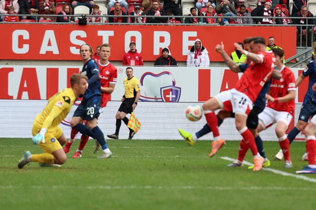 15 03 2026, xrekx, Fußball 2 Bundesliga, 1 FC Kaiserslautern Karlsruher SC v l Goal shot to 2 0 by Mergim Berisha 1 FC Kaiserslautern Hans Christian Bernat Karlsruher SC DFL DFB REGULATIONS PROHIBIT ANY USE OF PHOTOGRAPHS as IMAGE SEQUENCES and or QUASI VIDEO Kaiserslautern