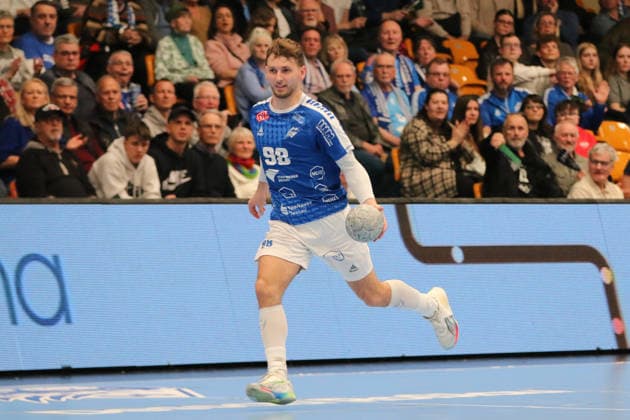 15 03 2026 Handball Men 2025 2026 2 Handball Bundesliga 24 Matchday Dessau Roßlauer HV 06 HSG Krefeld Niederrhein Anhalt Arena Dessau Yannick Marcos Pust Dessau, 98, blue walks alone towards the Krefeld goal Dessau Roßlau Sachsen Anhalt Germany
