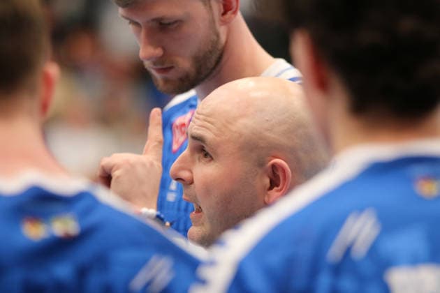 15 03 2026 Handball Men 2025 2026 2 Handball Bundesliga 24 Matchday Dessau Roßlauer HV 06 HSG Krefeld Niederrhein Anhalt Arena Dessau Vanja Radic Dessau, Coach during a time-out Dessau Roßlau Sachsen Anhalt Germany