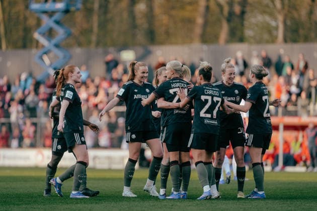 15.03.26, Women, Football, Google Pixel Frauen Bundesliga, Season 2025 2026, 1.FC Köln vs. FC Bayern München, Matchday 20 Magdalena Eriksson ( 5 - FC Bayern München) celebration of the goal for the 0:1 with the team Cologne Franz-Kremer-Stadium NRW Deutschland