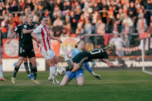 15.03.26, Women, Football, Google Pixel Frauen Bundesliga, Season 2025 2026, 1.FC Köln vs. FC Bayern München, Matchday 20 Linda Dallmann ( 10 - FC Bayern München) falling in front of Irina Fuchs (1.FC Köln) Cologne Franz-Kremer-Stadium NRW Deutschland