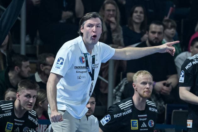 15 03 2026, xlakx, Handball Daikin HBL, Fuechse Berlin HC Erlangen v l Johannes Sellin HC Erlangen coach gives instructions, gestures with arms, gesticulates, gives instructions Berlin Daniel Lakomski