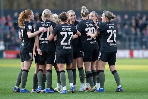 FC Bayern celebrates the goal to 0 1, torjubel, treffer, tor, freude, goal, jubel, spass, freuen, jubeln, feiernd, applauding, Applaus, feiert, Emotion, , 1 FC Koeln Frauen vs FC Bayern Muenchen Frauen, Fussball, Google Pixel Frauen Bundesliga, 20 Spieltag, 2025 2026, 15 03 2026 DFB regulations prohibit any use of photographs as image sequences and or quasi video Koeln Nordrhein Westfalen Deutschland Copyright: xkolbert-press MarkusxVerwimpx