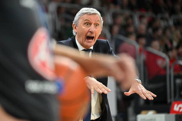 BAMBERG 15 03 2026 Basketball easycredit 1 Basketball Bundesliga 24 Matchday Bamberg Baskets vs FC Bayern Munich Basketball Svetislav Pesic Headcoach FC Bayern Munich gives instructions Bamberg Baskets vs FC Bayern Munich Basketball