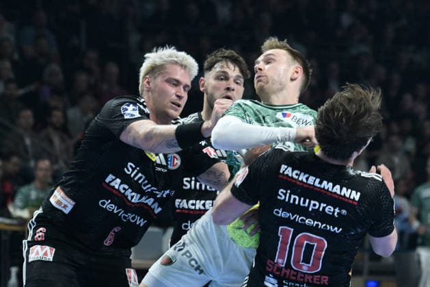 15 03 2026, xlakx, Handball Daikin HBL, Fuechse Berlin HC Erlangen v l Marek Nissen HC Erlangen , Tobias Buck HC Erlangen , Mathias Gidsel Fuechse Berlin , Florian Scheerer HC Erlangen duel, duel, fight, tackle Berlin Daniel Lakomski