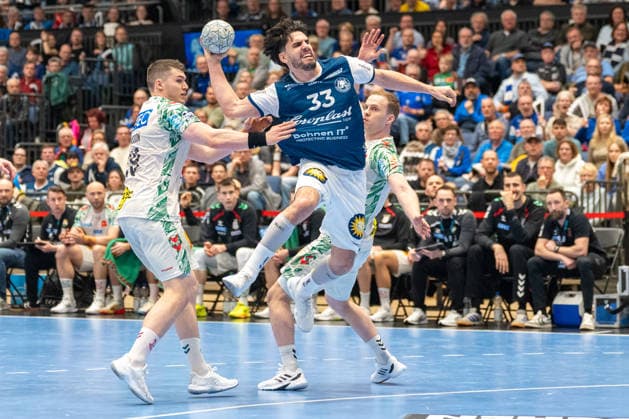 Eloy Morante Maldonado Bergischer HC 06, 33 comes to throw against Elvar Oern Jonsson SC Magdeburg, 19 and Omar Ingi Magnusson SC Magdeburg, 14 Bergischer HC 06 vs SC Magdeburg, Handball, DAIKIN Handballbundesliga, 25 Matchday, Season 2025 2026, 15 03 2026 Bergischer HC 06 vs SC Magdeburg, Handball, DAIKIN Handballbundesliga, 25 Matchday, Season 2025 2026, 15 03 2026 Duesseldorf Copyright: xEibner-Pressefoto ThomasxHaeslerx EP_THR