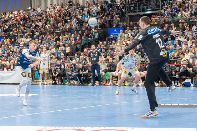 Noah Beyer Bergischer HC 06, 02 hits against Matej Mandic SC Magdeburg, 12 Bergischer HC 06 vs SC Magdeburg, Handball, DAIKIN Handballbundesliga, 25 Matchday, Season 2025 2026, 15 03 2026 Bergischer HC 06 vs SC Magdeburg, Handball, DAIKIN Handballbundesliga, 25 Matchday, Season 2025 2026, 15 03 2026 Duesseldorf Copyright: xEibner-Pressefoto ThomasxHaeslerx EP_THR