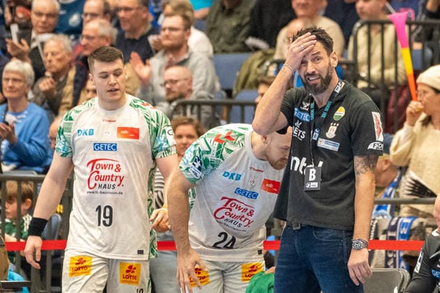 Bennet Wiegert SC Magdeburg, Coach cant believe it Besides Elvar Oern Jonsson SC Magdeburg, 19 Bergischer HC 06 vs SC Magdeburg, Handball, DAIKIN Handballbundesliga, 25 Matchday, Season 2025 2026, 15 03 2026 Bergischer HC 06 vs SC Magdeburg, Handball, DAIKIN Handballbundesliga, 25 Matchday, Season 2025 2026, 15 03 2026 Duesseldorf Copyright: xEibner-Pressefoto ThomasxHaeslerx EP_THR