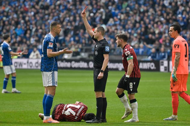 Edin Dzeko Schalke 10 sees red red card by Dr Robin Braun SR 15 03 2026 ¢ Football ¢ FC Schalke 04 vs Hannover 96, Veltins Arena, Gelsenkirchen, DFB DFL REGULATIONS PROHIBIT ANY USE OF PHOTOGRAPHS AS IMAGE SEQUENCES AND OR QUASI VIDEO Copyright: xpepphotox xSaschaxWeizx pep00321, pep_20260315_hm_311152