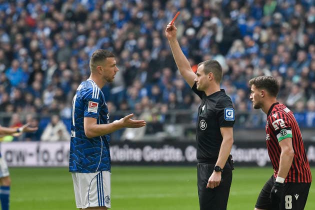 Edin Dzeko Schalke 10 sees red red card by Dr Robin Braun SR 15 03 2026 ¢ Football ¢ FC Schalke 04 vs Hannover 96, Veltins Arena, Gelsenkirchen, DFB DFL REGULATIONS PROHIBIT ANY USE OF PHOTOGRAPHS AS IMAGE SEQUENCES AND OR QUASI VIDEO Copyright: xpepphotox xSaschaxWeizx pep00321, pep_20260315_hm_311152