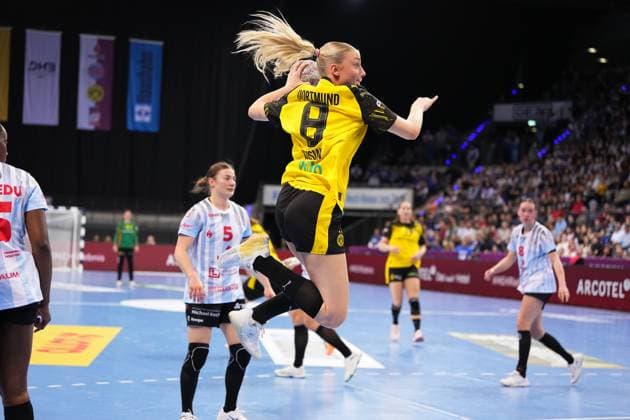 Scene with Maraike Kusian 8 Borussia Dortmund and Isabell Hurst 5 HSG Bensheim Auerbach Haushahn Final4 Final HSG Bensheim Auerbach vs Borussia Dortmund Copyright: xspeedshotx