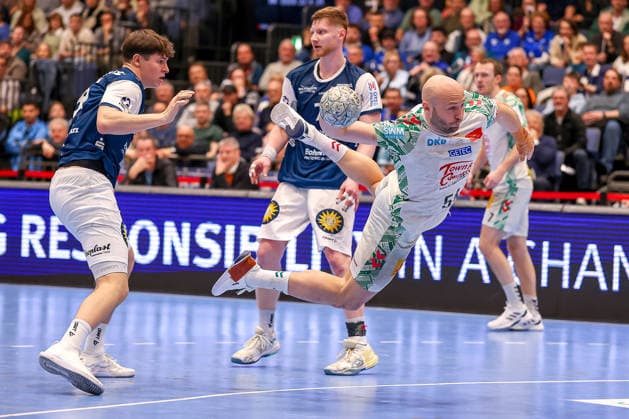 15 03 2026, Handball, HBL, Bergischer HC SC Magdeburg, Mitsubishi Electric HALLE Düsseldorf Oscar Bergendahl SC Magdeburg 54 throws the ball on goal against Soeren Steinhaus BHC 53 Johannes Wasielewski BHC 77 North Rhine-Westphalia Germany