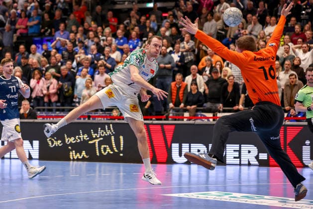 15 03 2026, Handball, HBL, Bergischer HC SC Magdeburg, Mitsubishi Electric HALLE Düsseldorf Felix Claar SC Magdeburg 07 throws the ball at the goal of goalkeeper Lukas Diedrich BHC 16 North Rhine-Westphalia Germany