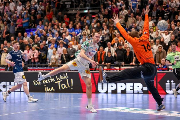 15 03 2026, Handball, HBL, Bergischer HC SC Magdeburg, Mitsubishi Electric HALLE Düsseldorf Felix Claar SC Magdeburg 07 throws the ball at the goal of goalkeeper Lukas Diedrich BHC 16 North Rhine-Westphalia Germany