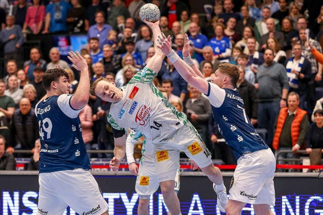 15 03 2026, Handball, HBL, Bergischer HC SC Magdeburg, Mitsubishi Electric HALLE Düsseldorf Felix Claar SC Magdeburg 07 throws the ball on goal against Aron Seesing BHC 49 Johannes Wasielewski BHC 77 and scores the decisive goal to win North Rhine-Westphalia Germany