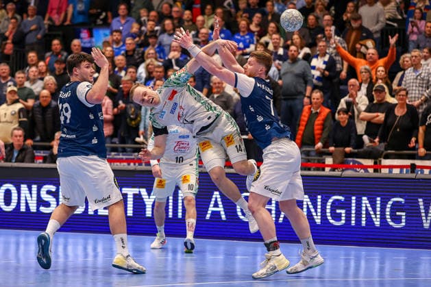 15 03 2026, Handball, HBL, Bergischer HC SC Magdeburg, Mitsubishi Electric HALLE Düsseldorf Felix Claar SC Magdeburg 07 throws the ball on goal against Aron Seesing BHC 49 Johannes Wasielewski BHC 77 and scores the decisive goal to win North Rhine-Westphalia Germany