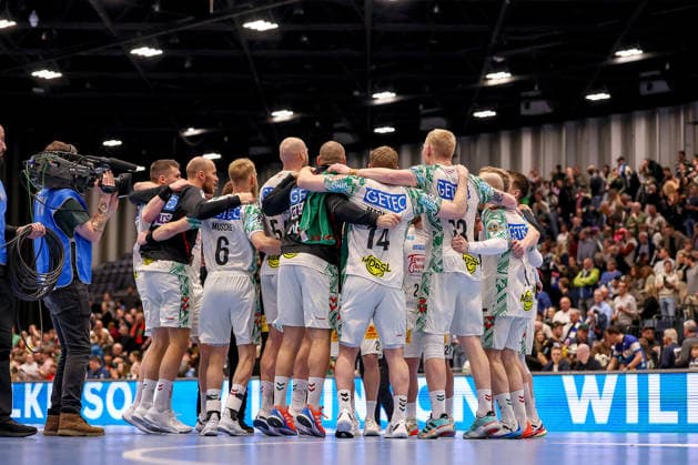 15 03 2026, Handball, HBL, Bergischer HC SC Magdeburg, Mitsubishi Electric HALLE Düsseldorf Closing cheers after the victory for Magdeburg The players cheering together on the pitch North Rhine-Westphalia Germany