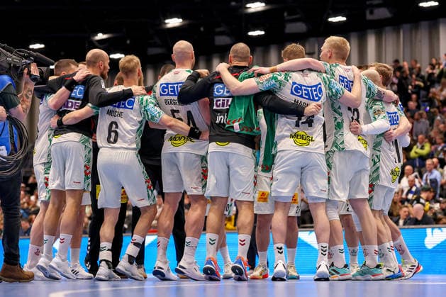 15 03 2026, Handball, HBL, Bergischer HC SC Magdeburg, Mitsubishi Electric HALLE Düsseldorf Closing cheers after the victory for Magdeburg The players cheering together on the pitch North Rhine-Westphalia Germany