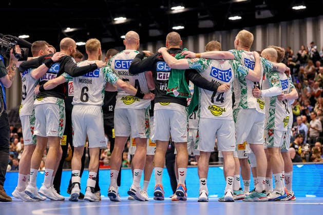 15 03 2026, Handball, HBL, Bergischer HC SC Magdeburg, Mitsubishi Electric HALLE Düsseldorf Closing cheers after the victory for Magdeburg The players cheering together on the pitch North Rhine-Westphalia Germany