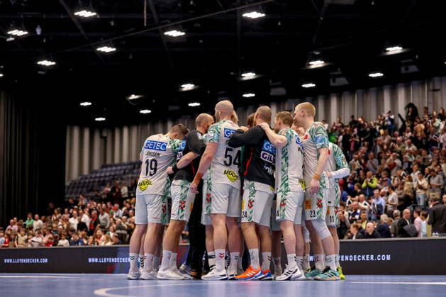 15 03 2026, Handball, HBL, Bergischer HC SC Magdeburg, Mitsubishi Electric HALLE Düsseldorf Closing cheers after the victory for Magdeburg The players cheering together on the pitch North Rhine-Westphalia Germany