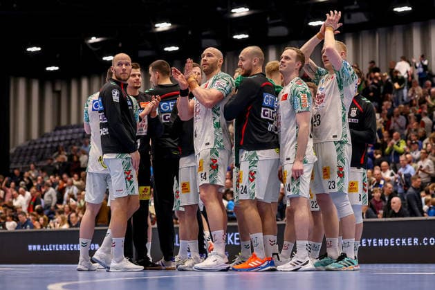 15 03 2026, Handball, HBL, Bergischer HC SC Magdeburg, Mitsubishi Electric HALLE Düsseldorf Closing cheers after the victory for Magdeburg The players cheering together on the pitch North Rhine-Westphalia Germany