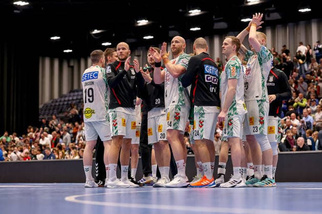 15 03 2026, Handball, HBL, Bergischer HC SC Magdeburg, Mitsubishi Electric HALLE Düsseldorf Closing cheers after the victory for Magdeburg The players cheering together on the pitch North Rhine-Westphalia Germany