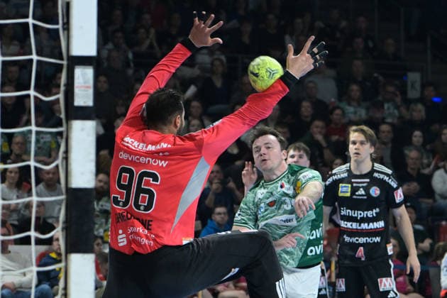 15 03 2026, xlakx, Handball Daikin HBL, Fuechse Berlin HC Erlangen v l Kahlifa Ghedbane HC Erlangen , Hakun West Av Teigum Fuechse Berlin Torwurf Berlin Daniel Lakomski