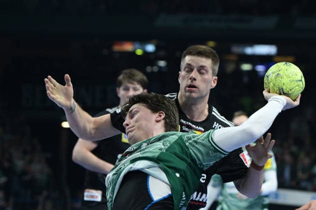 15 03 2026, xlakx, Handball Daikin HBL, Fuechse Berlin HC Erlangen v l Nils Lichtlein Fuechse Berlin , Viggo Kristjansson HC Erlangen goes for the jump shot Berlin Daniel Lakomski