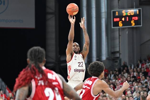 BAMBERG 15 03 2026 Basketball easycredit 1 Basketball Bundesliga 24 Matchday Bamberg Baskets vs FC Bayern München Basketball Isiaha Mike 22, FC Bayern München throws threes against Demarcus Demonia 8, Bamberg Baskets and Cobe Williams 24, Bamberg Baskets Bamberg Baskets vs FC Bayern München Basketball