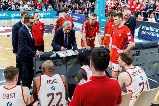 Svetislav Pesic FC Bayern Muenchen Basketball, Coach, Timeout, Team, Mannschaft, BMA365 Bamberg Baskets vs FC Bayern Muenchen Basketball, Basketball, easyCredit BBL, 24 Matchday, 15 03 2026 BMA365 Bamberg Baskets vs FC Bayern Muenchen Basketball, Basketball, easyCredit BBL, 24 Matchday, 15 03 2026 Bamberg Copyright: xEibner-Pressefoto G.xSantemizx EP_EER